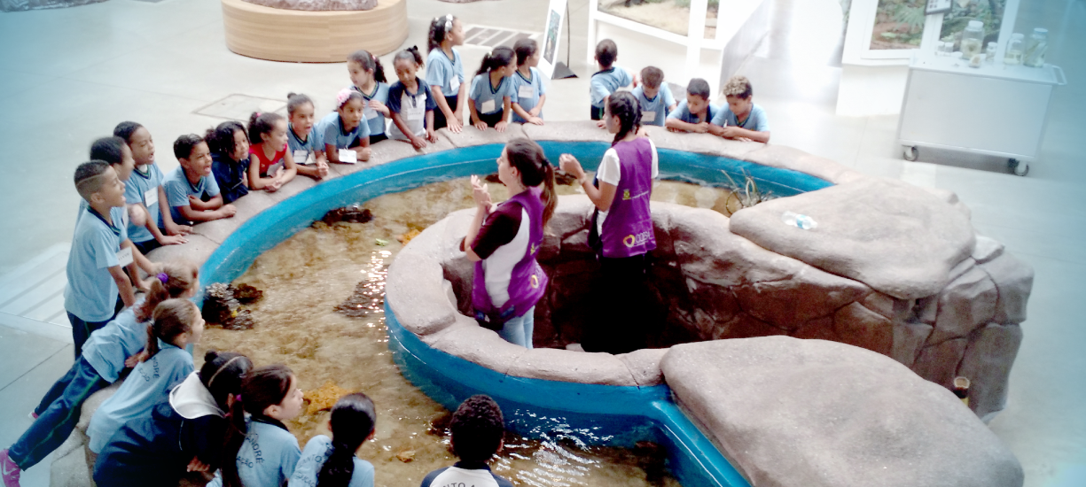 Uma sala de convivência com alunos e professores.