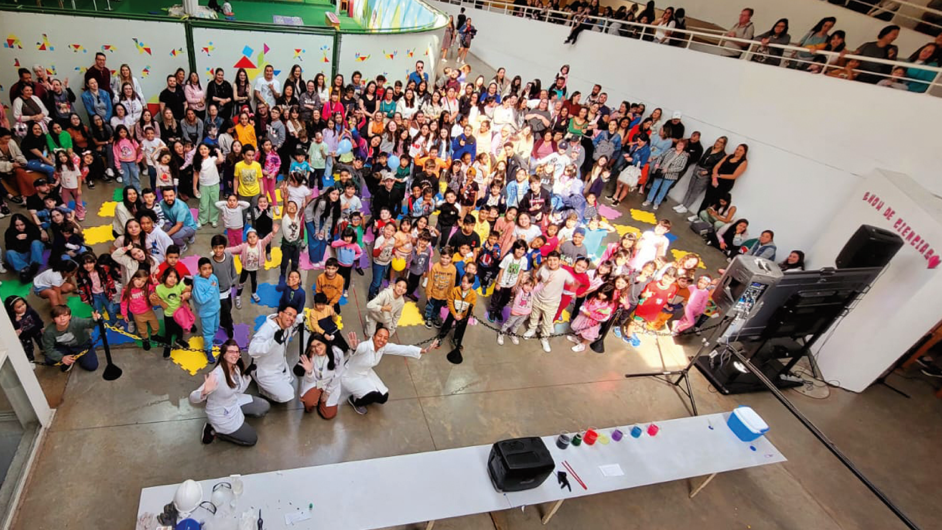 Uma sala de convivência com alunos e professores.